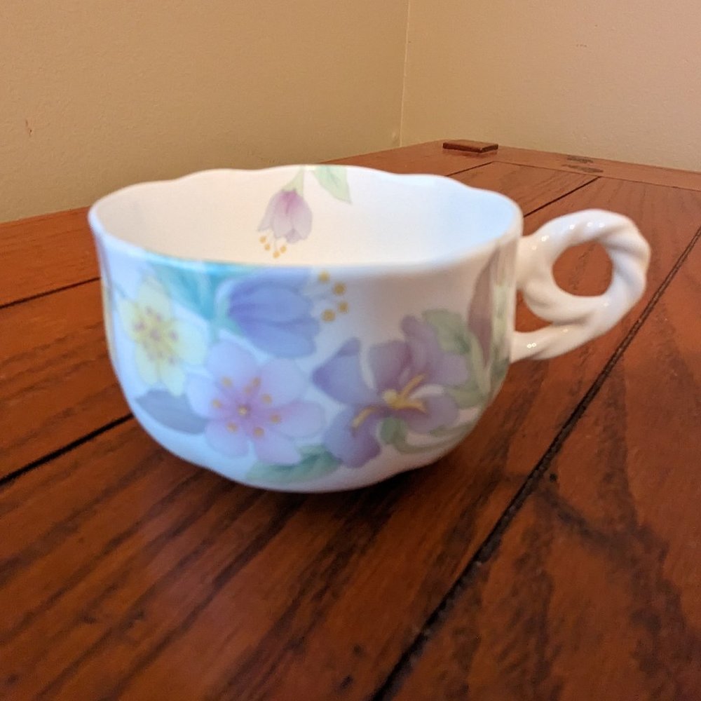 Hankook Fine Bone China Delicate Scalloped Edge Small Floral Teacup Twist Handle